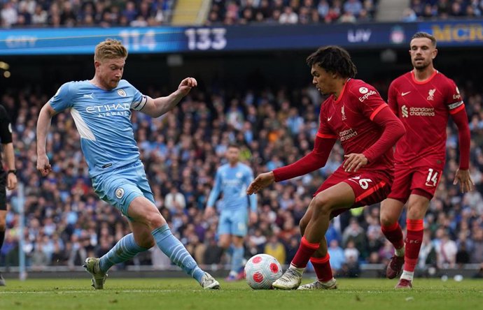 El jugador del Manchester City Kevin De Bruyne (izquierda) y el futbolista del Liverpool Trent Alexander-Arnold disputan un balón en el partido de la Premier League 2021-2022 disputado en el Etihad Stadium.