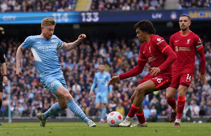 10 April 2022, United Kingdom, Manchester: Manchester City's Kevin De Bruyne (L) and Liverpool's Trent Alexander-Arnold battle for the ball during the English Premier League soccer match between Manchester City and Liverpool at the Etihad Stadium. Photo