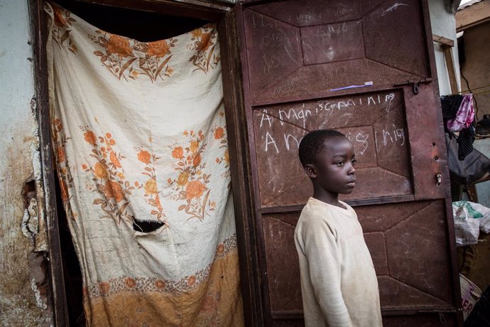 Archivo - Un niño desplazado por la violencia en Camerún