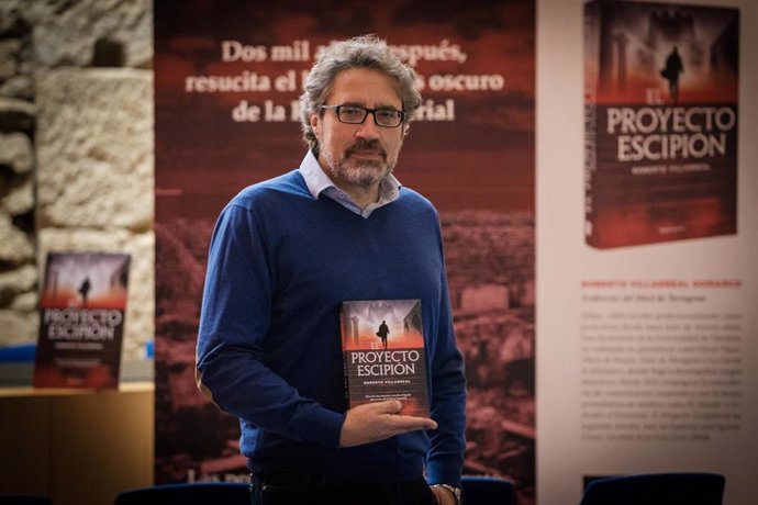 Archivo - Roberto Villarreal posa junto a un ejemplar de 'El Proyecto Escipión'.