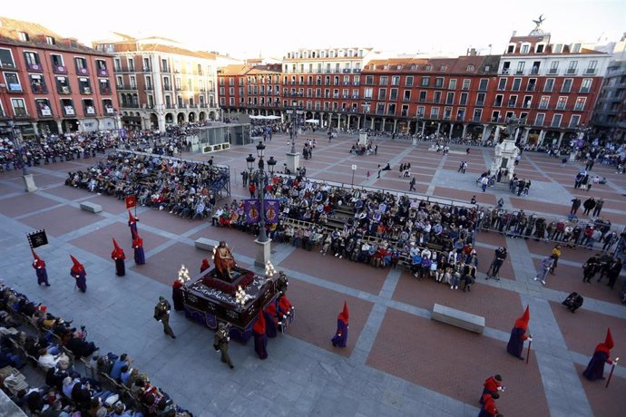 Uno de los 33 pasos que participan en la Procesión General de la Sagrada Pasión del Redentor de Valladolid transita ante la fachada principal del Ayuntamiento.