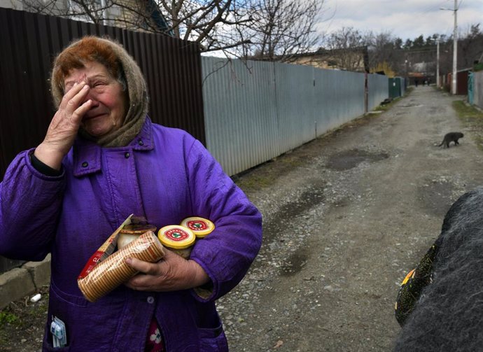 Entrega de alimentos a ciudadanos de Bucha, en Ucrania