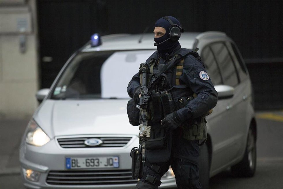 Imagen de archivo de seguridad en las inmediaciones del Tribunal donde prestaba declaracion el terrorista Salah Abdeslam en mayo de 2016