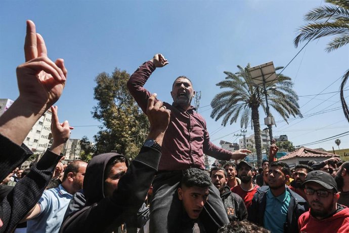 Los partidarios de los movimientos islámicos palestinos Hamás y Yihad participan en una manifestación tras las oraciones del viernes en la ciudad de Gaza, para mostrar su apoyo a la mezquita de Al-Aqsa de Jerusalén