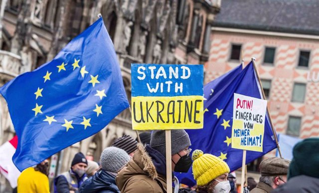 Banderas de Unión Europea y Ucrania