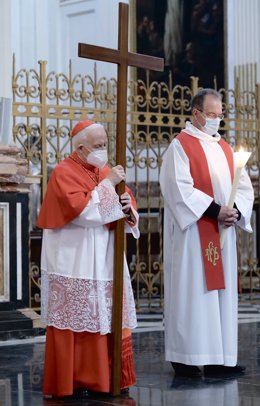 El cardenal arzobispo de Valencia, Antonio Cañizares, (i)