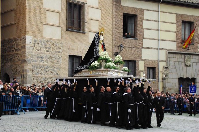 La Virgen de la Soledad procesiona el Sábado Santo por calles del centro de Madrid