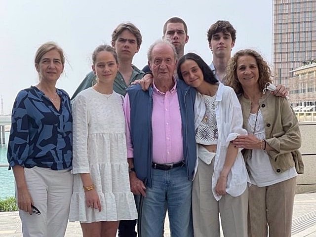 DON JUAN CARLOS RECIBE EN ABU DABI A SUS HIJAS, LAS INFANTAS CRISTINA Y ELENA, JUNTO CON SUS NIETOS