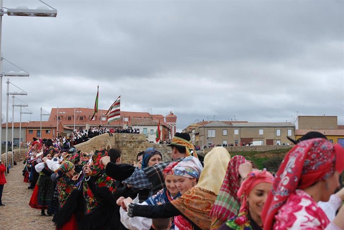 Archivo - Bailadores de jota en Passo Honroso en Hospital de Órbigo.