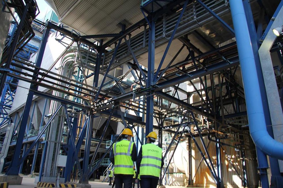 Archivo - Técnicos de Endesa en la central térmica Litoral de Carboneras (Almería).