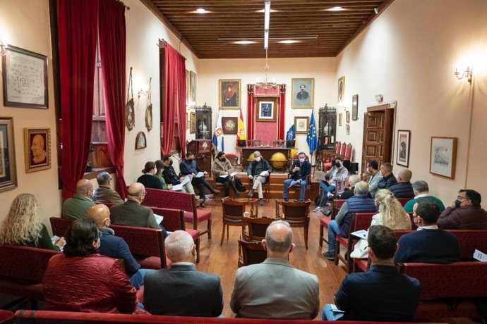 El secretario general nacional de CC-PNC, Fernando Clavijo, mantiene una reunión de trabajo con docentes, profesionales de la educación y expertos celebrado en La Laguna