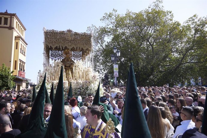 La Virgen de la Esperanza de Triana entra en su barrio, en la Semana Santa en Sevilla 2022