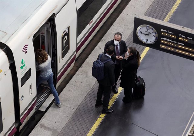 Varias personas, con maletas, en el andén antes de coger un tren de alta velocidad, en el día en que arranca la operación salida de Semana Santa 2022, en la estación Madrid - Puerta de Atocha, a 8 de abril de 2022, en Madrid (España). 