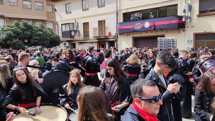 Andorra vuelve a llenar la plaza de Regallo del sonido de tambores y bombos en Viernes Santo.