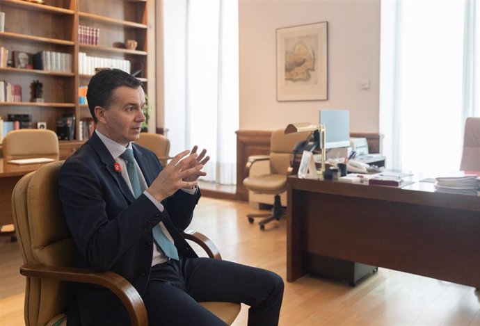 El portavoz del PSOE en el Congreso, Héctor Gómez, durante una entrevista para Europa Press, a 11 de abril de 2022, en Madrid (España). Héctor Gómez fue nombrado portavoz parlamentario del Partido Socialista en septiembre de 2021 y es diputado del parti