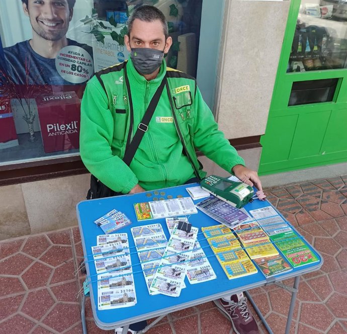El vendedor de la ONCE David Penalva ha llevado la suerte a Guardamar del Segura con El Cuponazo de 9 millones de euros