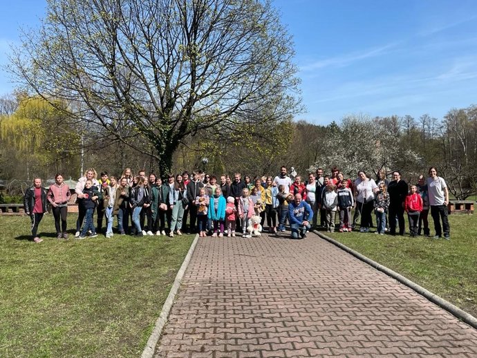 Grupo con los niños y sus familiares ucranianos que han partido desde Polonia.