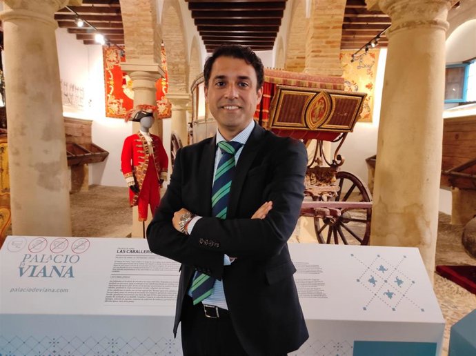 El director de la Fundación Cajasur, Leopoldo Izquierdo, en las caballerizas del Palacio de Viana.