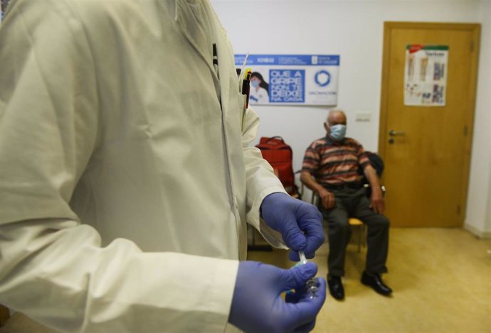 Archivo - Un anciano espera para recibir la vacuna contra la gripe, a 25 de octubre de 2021, en Ourense