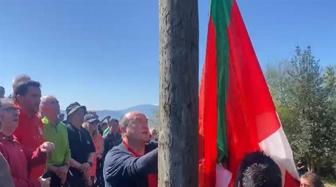 El presidente del EBB del PNV, Andoni Ortuzar, iza la ikurriña en el monte Bizkargi