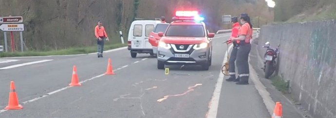 Accidente de una motocicleta en la NA-135, en Esteríbar, con dos personas heridas.