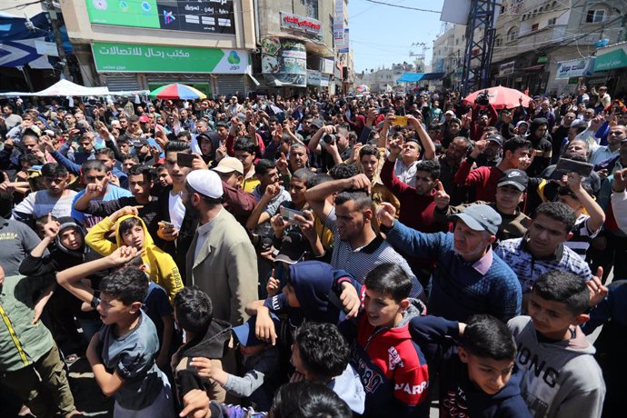 Palestins participen en una manifestació després de les oracions de divendres