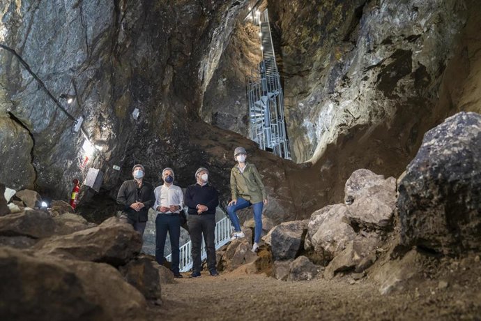 La  vicepresidenta y diputada de Bienestar social, Angeles Martínez, el diputado de Deporte y juventud, Jose Antonio García Alcaine, y el alcalde de Pulpí, Juan Pedro García, en su visita a la geoda