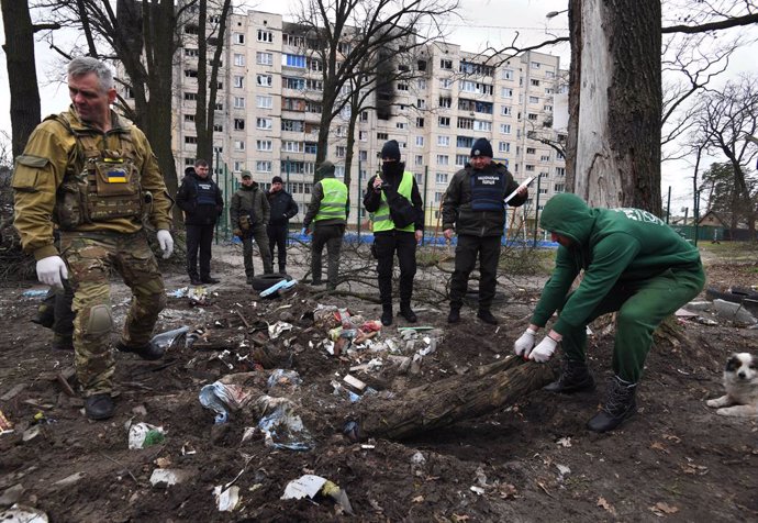 April 14, 2022, Bucha, Ukraine: Police work with local residents and volunteer body collectors to investigate deaths during the Russian invasion in Irpin, Ukraine on April 14, 2022.  The body of a Russian soldier killed by Ukrainian forces was recovered
