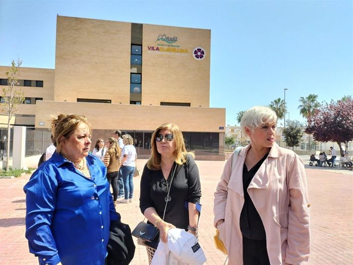 La diputada de Cs en el Parlament Anna Grau acude a la concentración en una residencia