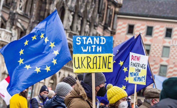 Banderes de la Unió Europea i Ucrana