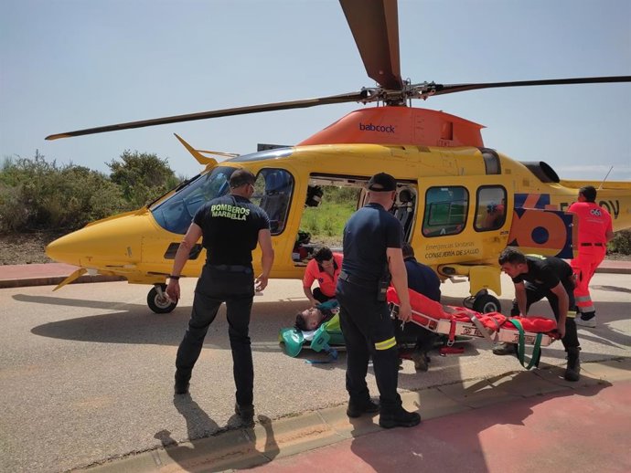 Bomberos de Marbella y 061, en el rescate y traslado en helicóptero de un joven en el pico de La Concha