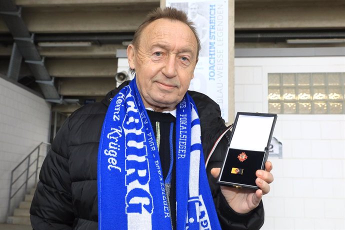 Archivo - FILED - 17 April 2021, Saxony-Anhalt, Magdeburg: Former FCM player and GDR  East Germany's record international Joachim Streich stands with a certificate in front of his honorary plaque "Mile of Legends" in front of the MDCC Arena. East German
