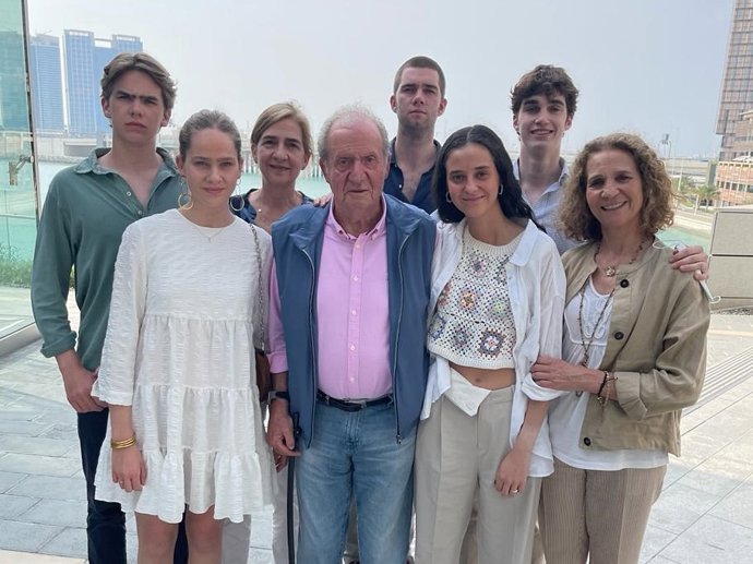 DON JUAN CARLOS RECIBE EN ABU DABI A SUS HIJAS, LAS INFANTAS CRISTINA Y ELENA, JUNTO CON SUS NIETOS