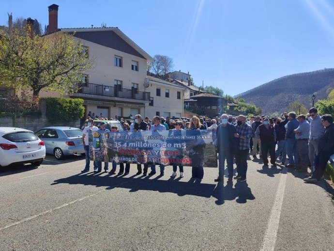 Manifestación por la navegabilidad del embalse de Tanes