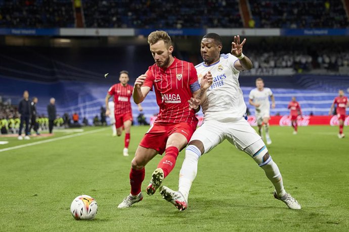 Archivo - 28 November 2021, Spain, Madrid: Sevilla's Ivan Rakitic (L) and Real Madrid's David Alaba battle for the ball during the Spanish La Liga soccer match between Real Madrid and Sevilla FC at Santiago Bernabeu Stadium. Photo: Ruben Albarran/ZUMA P