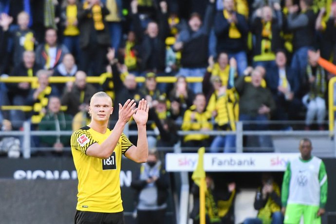 16 April 2022, North Rhine-Westphalia, Dortmund: Dortmund's Erling Haaland celebrates scoring his side's fifth goal during the German Bundesliga soccer match between Borussia Dortmund and VfL Wolfsburg at Signal Iduna Park. Photo: Bernd Thissen/dpa - IM