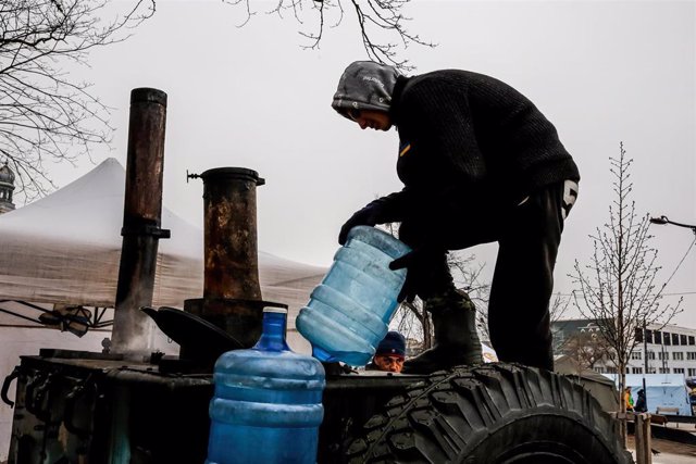 Reabastecimiento de agua durante la guerra en Ucrania 