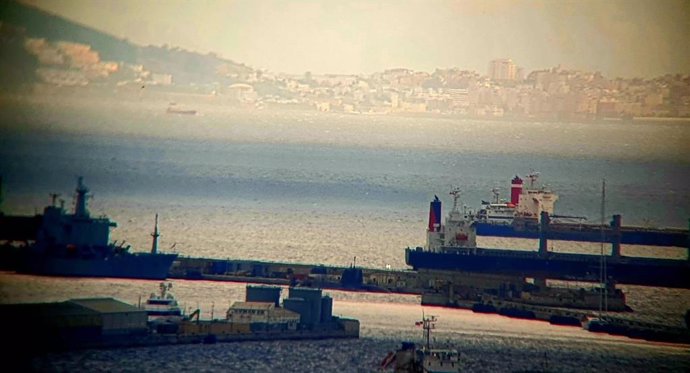 Archivo - Submarino en el puerto de Gibraltar con el Estrecho de fondo en una imagen de archivo