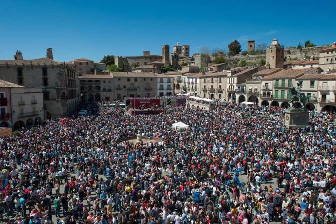 Miles de personas se congregan en la Plaza Mayor de Trujillo para celebrar el 'Chíviri'.