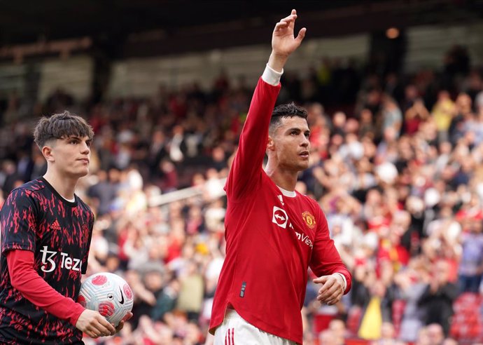 16 April 2022, United Kingdom, Manchester: Manchester United's Cristiano Ronaldo salutes the fans after the English Premier League soccer match between Manchester United and Norwich City at the Old Trafford. Photo: Martin Rickett/PA Wire/dpa