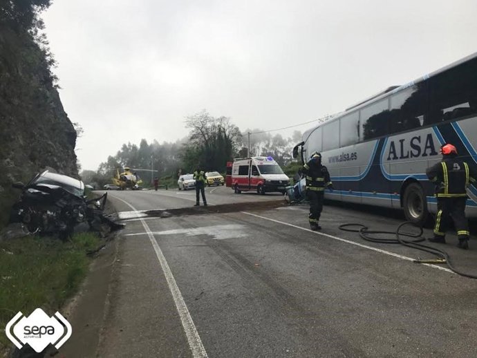 Accidente entre un coche y un autobús en Llanes