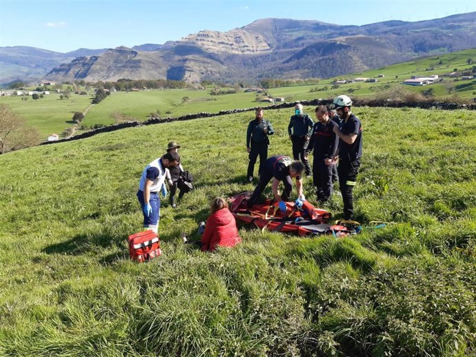 Asistencia a una mujer herida en el entorno del nacimiento del Río Gándara.