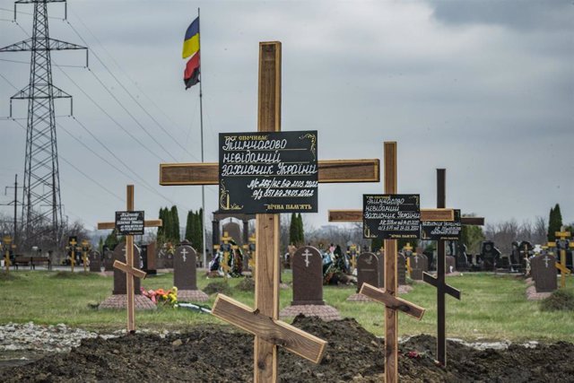 Tumbas de militares ucranianos muertos en la guerra con Rusia