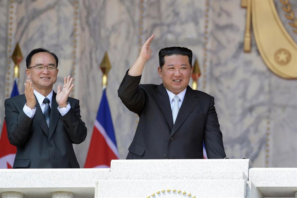 Una imagen facilitada por la agencia estatal de noticias norcoreana (KCNA) el 16 de abril de 2022, muestra al líder norcoreano Kim Jong-un (R) saludando durante una ceremonia nacional y una concentración de ciudadanos de Pyongyang celebradas simultáneam