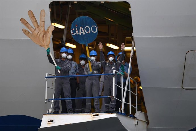 Archivo - La tripulación a bordo del crucero Ruby Princess saluda a los residentes mientras sale de Port Kembla en Wollongong, Nueva Gales del Sur, el jueves 23 de abril de 2020