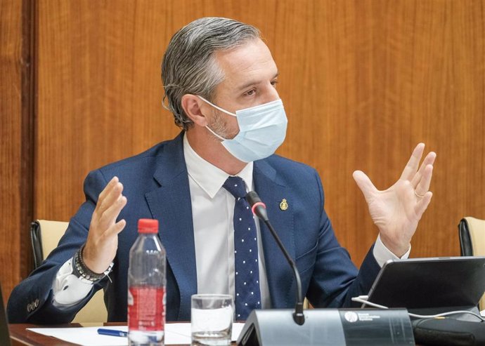 Archivo - El consejero de Hacienda, Juan Bravo, en una imagen de archivo de una comparecencia en comisión. 