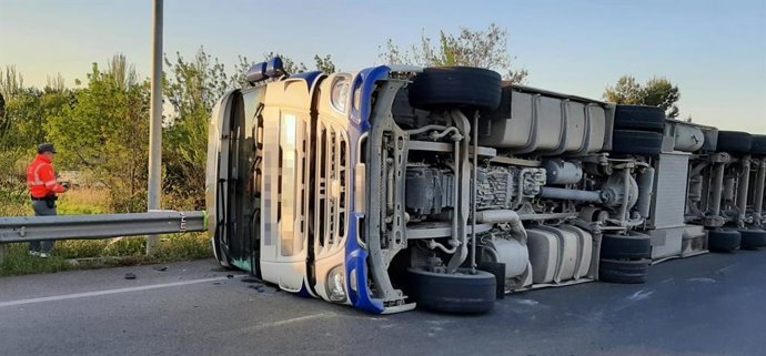 Vuelco de un camión en la NA-160, en Tudela