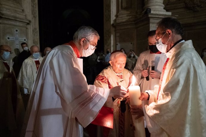 El cardenal Cañizares preside la solemne Vigilia Pascual en la Catedral