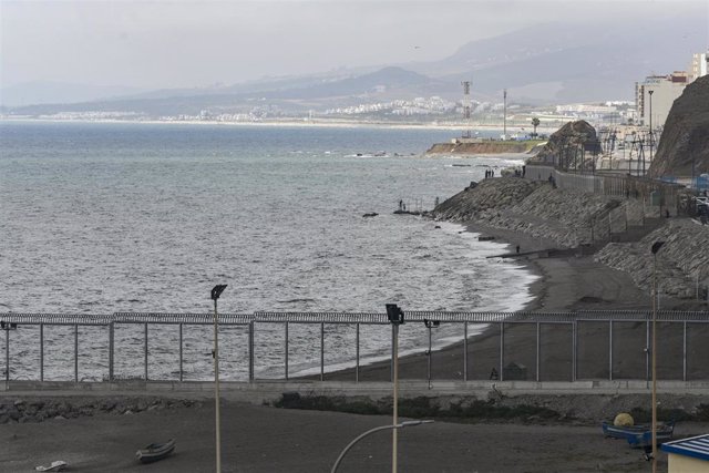 Archivo - Personas (al fondo), instalan una valla en la playa del Tarajal, a 24 de junio de 2021, en Marruecos. El pasado 1 de junio Marruecos comenzó a instalar concertinas en su lado del espigón de la playa del Tarajal. Sin embargo, no ha sido hasta hoy