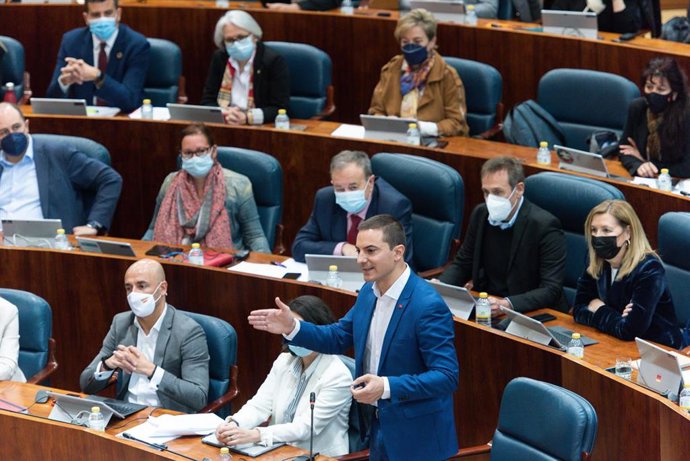El secretario general del PSOE-M, Juan Lobato, interviene en una sesión plenaria en la Asamblea de Madrid, a 7 de abril de 2022, en Madrid (España). El pleno gira en torno a la comparecencia de la presidenta de la Comunidad de Madrid para informar sobre